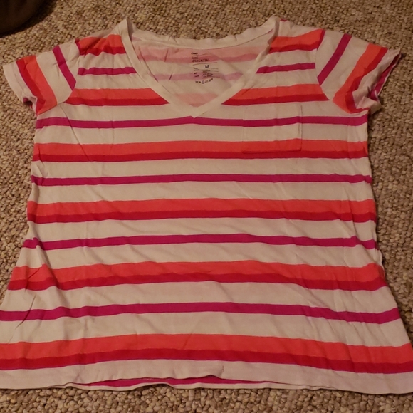 EUC Gap Vneck tshirt Medium - Picture 1 of 3